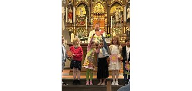 Das Bild zeigt einige Schulkinder in der Pfarrkirche "Kreuzerhöhung"