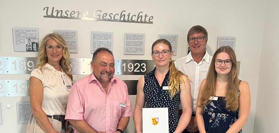 Das Bild zeigt Carmen Schäfer, Bürgermeister Alfred Schomisch, Anuschka Knightley, Büroleiter Michael Augel und Lea Göbel