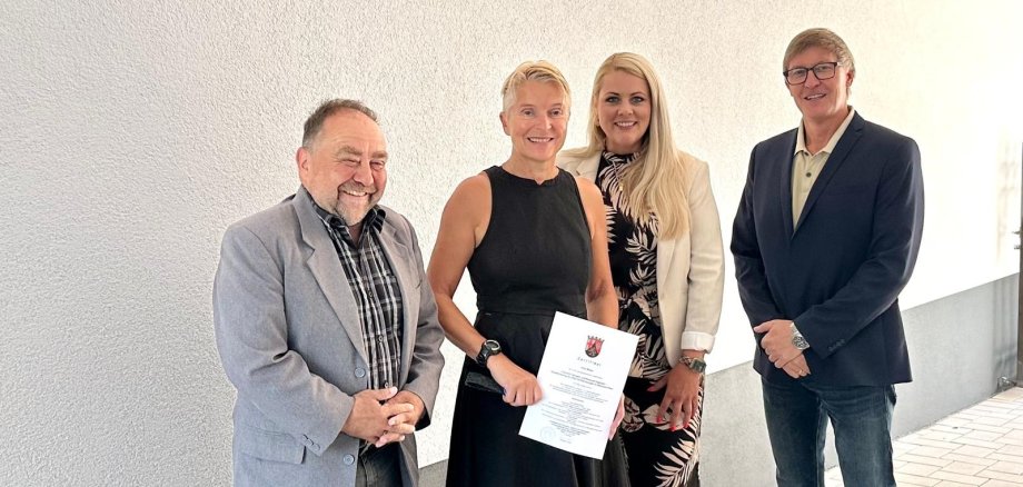 Das Bild zeigt Bürgermeister Schomisch, Anja Müller, Fachbereichsleiterin Anna Döpgen und Büroleiter Michael Augel