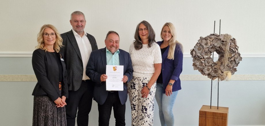 Das Bild zeigt: Personalleiterin Carmen Schäfer, den Ersten Beigeordnete Christoph Kicherer, Bürgermeister Alfred Schomisch, die weitere Beigeordnete Petula Schneider und Fachbereichsleiterin Anna Döpgen 