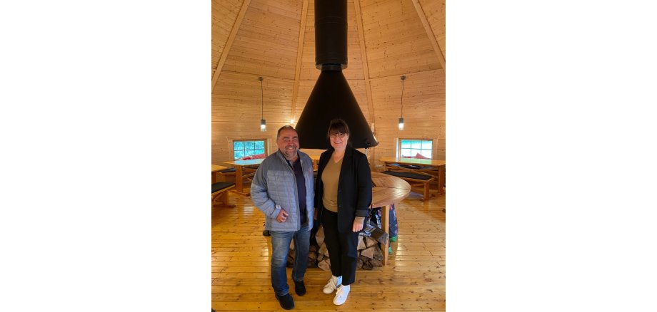 Das Bild zeigt Bürgermeister Alfred Schomisch und Martina Wagner vor dem Grill Kota
