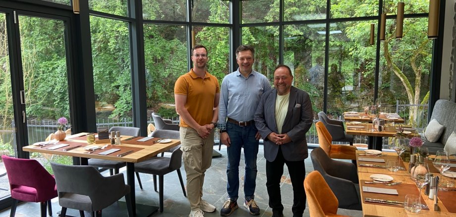 Das Foto zeigt: Alexander Röser (Wirtschaftsförderung Verbandsgemeinde Vordereifel), Gerhard Pohl (Geschäftsführer, PURS Fine Hotels & Restaurants) und Bürgermeister Alexander Schomisch 