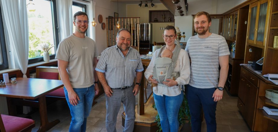 Das Bild zeigt Alexander Röser (Wirtschaförderung), Bürgermeistermeister Alfred Schomisch und Familie Müller Das Bild zeigt Alexander Röser (Wirtschaförderung), Bürgermeistermeister Alfred Schomisch und Familie Müller