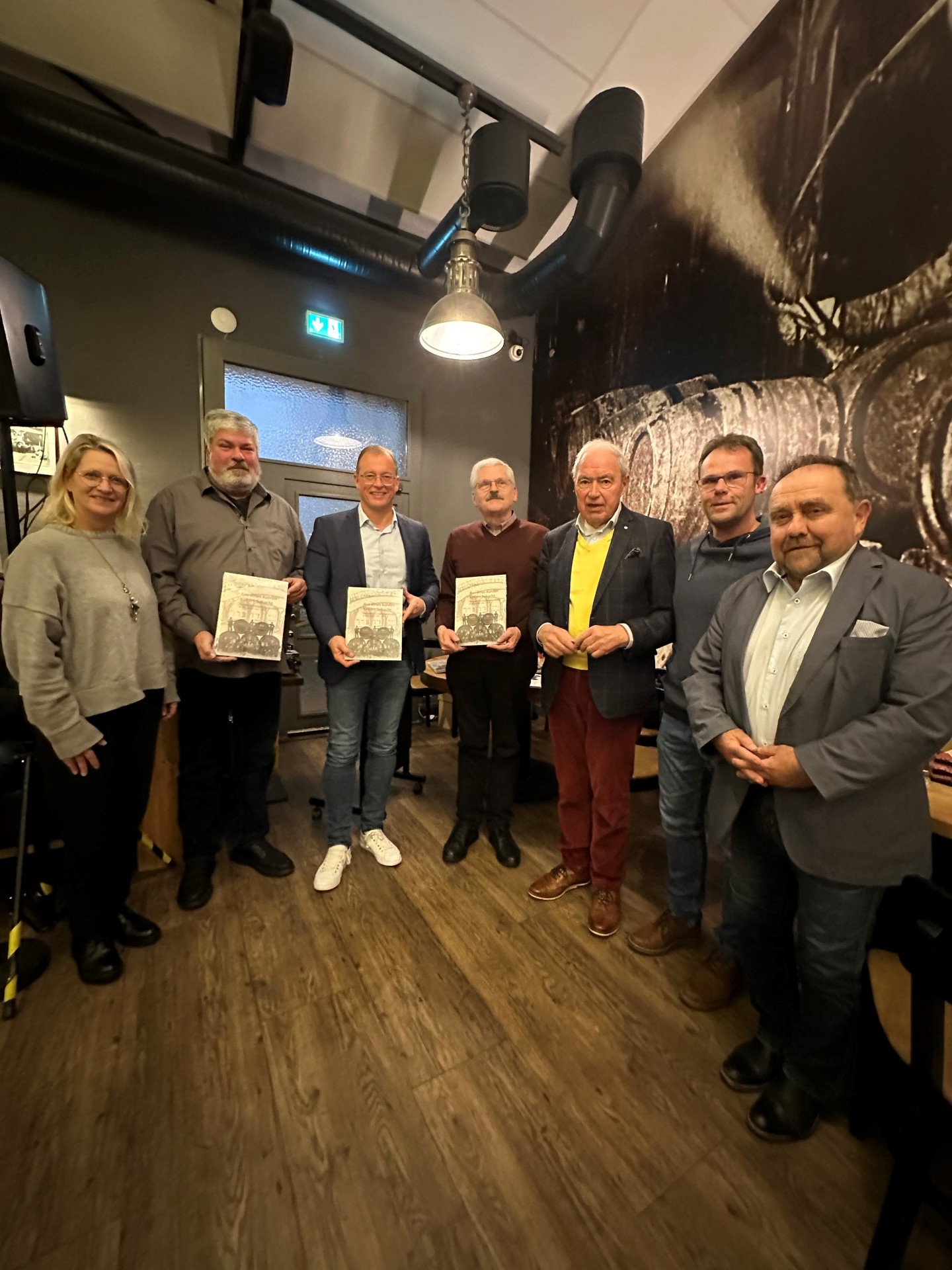 Das Bild zeigt die Vertreter der Arbeitsgemeinschaft Mühlsteinrevier RheinEifel, bei der Buchvorstellung durch Gernot Mittler.