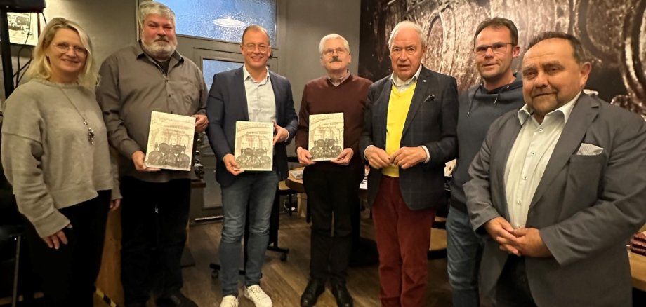 Das Bild zeigt die Vertreter der Arbeitsgemeinschaft Mühlsteinrevier RheinEifel, bei der Buchvorstellung durch Gernot Mittler. Das Bild zeigt die Vertreter der Arbeitsgemeinschaft Mühlsteinrevier RheinEifel, bei der Buchvorstellung durch Gernot Mittler.