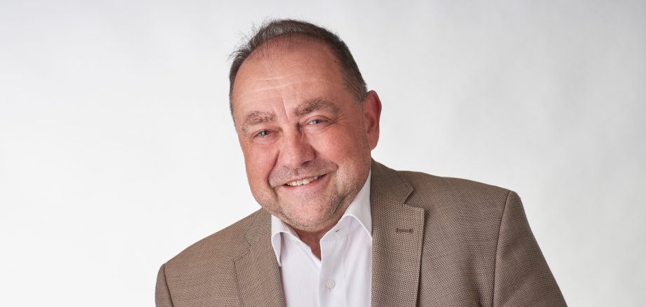 Das Bild zeigt Bürgermeister Alfred Schomisch