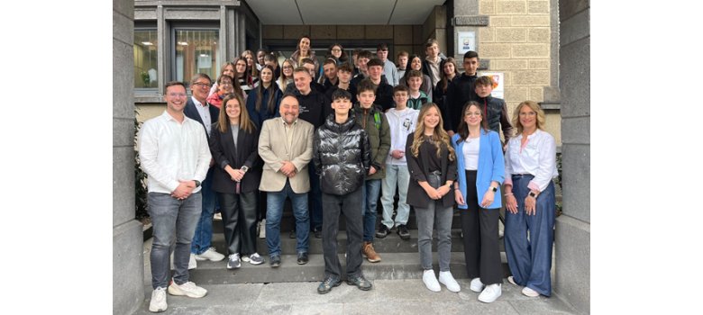 Teilnehmer des Demokratietages der St. Stephanus Realschule plus Nachtsheim vor dem Verwaltungsgebäude
