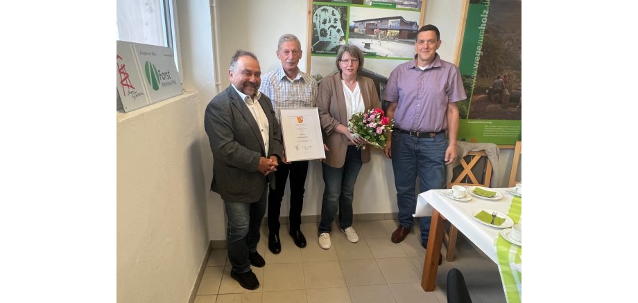 (v.l.n.r.): Bürgermeister Alfred Schomisch mit Jubilar Andreas Laug, dessen Ehefrau Manuela und Forstzweckverbandsvorsteher Mario Heinrichs