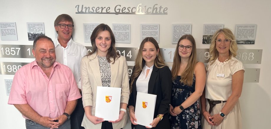 Das Bild zeigt Bürgermeister Alfred Schomisch, Büroleiter Michael Augel, Annika Priwitzer, Alica Jax, Lea Göbel und Carmen Schäfer 