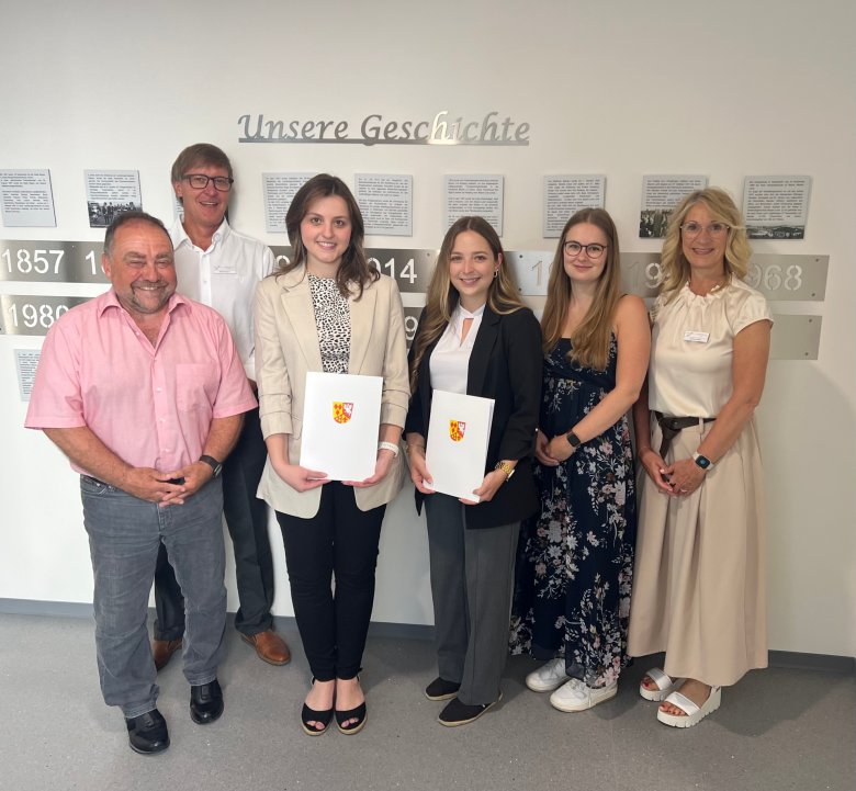 Das Bild zeigt Bürgermeister Alfred Schomisch, Büroleiter Michael Augel, Annika Priwitzer, Alica Jax, Lea Göbel und Carmen Schäfer Das Bild zeigt Bürgermeister Alfred Schomisch, Büroleiter Michael Augel, Annika Priwitzer, Alica Jax, Lea Göbel und Carmen Schäfer