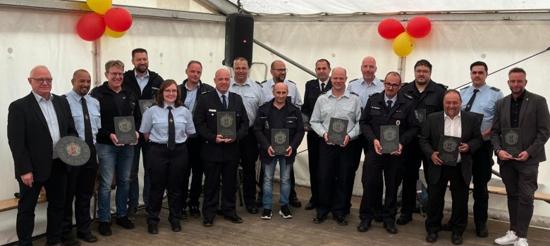 Das Bild zeigt die Feuerwehrleute aus der ganzen VG Vordereifel mit Bürgermeister Schomisch und Landrat Boos Das Bild zeigt die Feuerwehrleute aus der ganzen VG Vordereifel mit Bürgermeister Schomisch und Landrat Boos