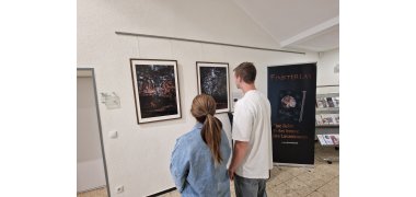 Das Bild zeigt Besucher der Ausstellung
