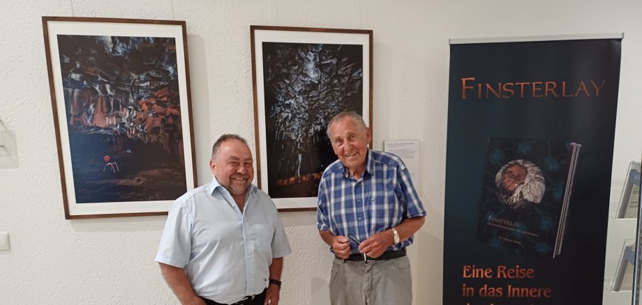 Das Bild zeigt Bürgermeister A. Schomisch und T. Schüller (Altbürgermeister und Ehrenbürger von Kottenheim)