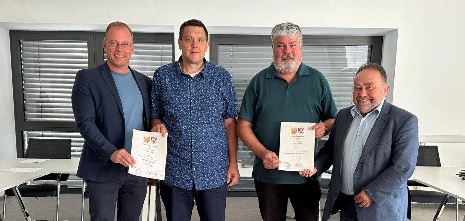 Das Bild zeigt: Jörg Lempertz, Bürgermeister VG Mendig, Mario Heinrichs, Vorsteher Forstzweckverband Vordereifel-Mendig, Achim Grün, stellvertretender Vorsteher Forstzweckverband Vordereifel-Mendig, und Alfred Schomisch, Bürgermeister VG Vordereifel