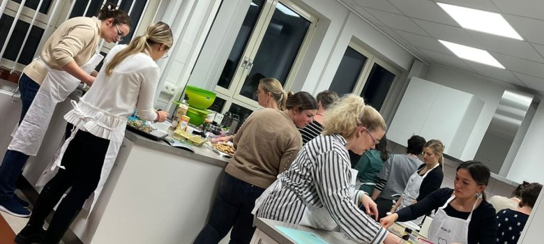 Das Bild zeigrt die Teilnehmer des Kochabends