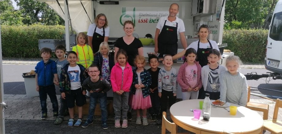 Das Bild zeigt die Kinder vor dem Kochbus.