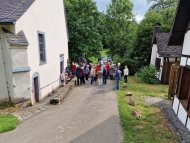 Sie sehen die Besucher nach dem Barockkonzert vor der Wallfahrtskapelle St. Jost
