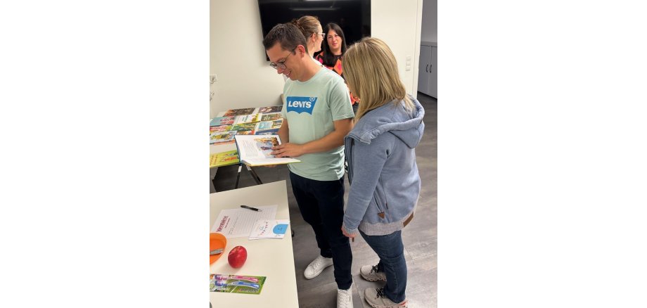 Interessierte Eltern begutachten das umfangreiche Info-Material