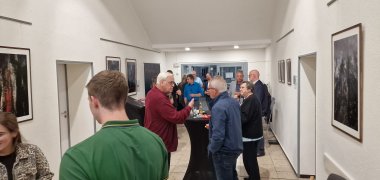 Gäste der Vernissage im Gespräch