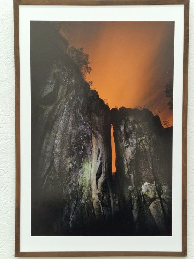 Ein Foto aus der Ausstellung, das eine Felswand darstellt