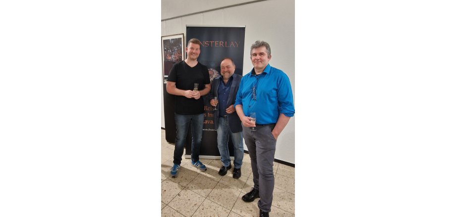 Fotograf Marc Hillesheim, Bürgermeister Alfred Schomisch und Fotograf Ralf Kaul bei der Eröffnung der Foto-Ausstellung Finsterlay der beiden Fotografen im Rathaus der Verbandsgemeinde Vordereifel