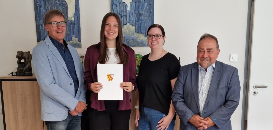 Das Bild zeigt Büroleiter Michael Augel, Isabell Retterath, Personalratsvertreterin Sabrina Conrad und Bürgermeister Alfred Schomisch