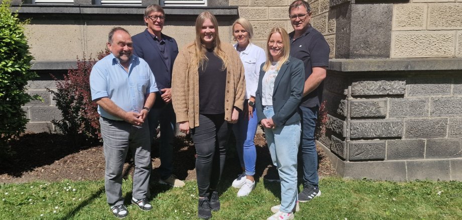 Das Bild zeigt Bürgermeister Alfred Schomisch, Büroleiter Michael Augel, die neue Kollegin Antonia Michels, Fachbereichsleiterin Anna Döpgen, Kita-Leiterin Kathrin Gasper und den Personalratsvorsitzenden Thomas Montada (v.l.n.r.) 