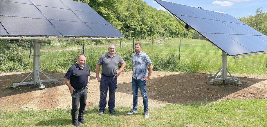 Bürgermeister Alfred Schomisch, Klärfacharbeiter Andre Bauer und Werkleiter Markus Atzor sehen sich die neu installietre Photovoltaik-Anlage auf dem Gelände der Kläranlage Mimbachtal an.