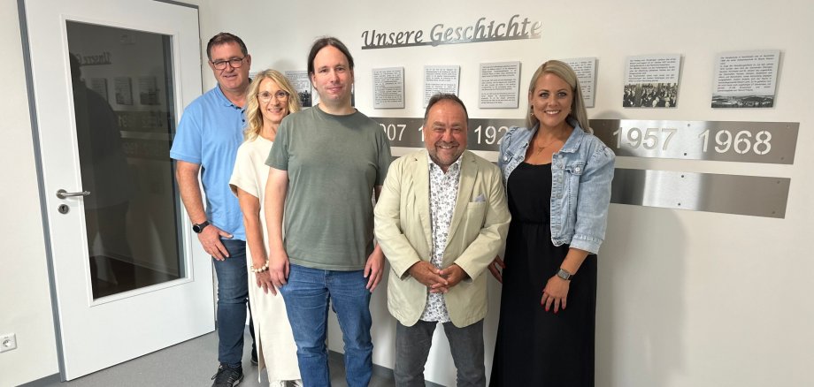 Das Bild zeigt Thomas Montada (Personalratsvorsitzender), Carmen Schäfer (Sachgebietsleiterin Personal), Thomas Gillen (Schulsekretär), Bürgermeister Alfred Schomisch und Anna Döpgen (Fachbereichsleiterin) nach der Vertragsunterzeichnung im Vordereifler Rathaus