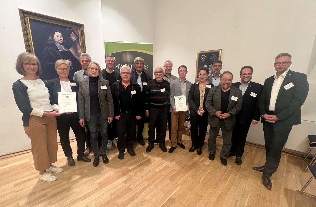 Das Bild zeigt die Preisträger mit Landrat Boos, Bürgermeister Schomisch und dem 1. Kreisbeigeordneten Badziong