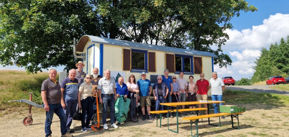 Das Bild zeigt die Teilnehmer vor dem Wacholderwagen