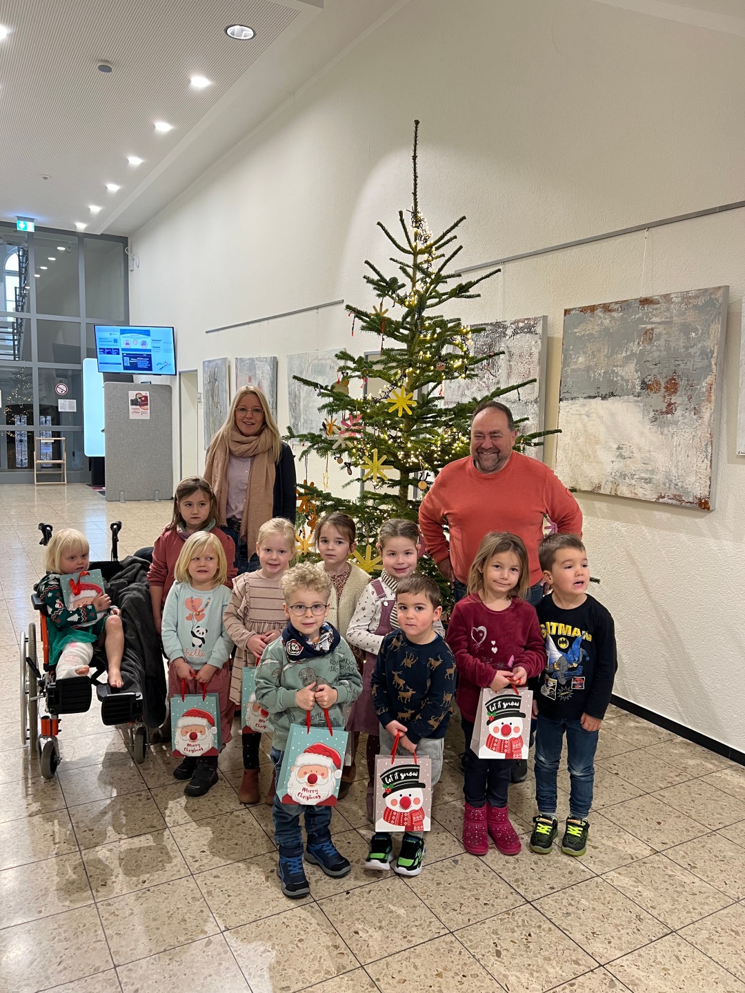 Das Bild zeigt Bürgermeister Alfred Schomisch (hinten rechts) und Kita-Leitung Kathrin Gasper (ganz hinten links) mit den fleißigen Kindern