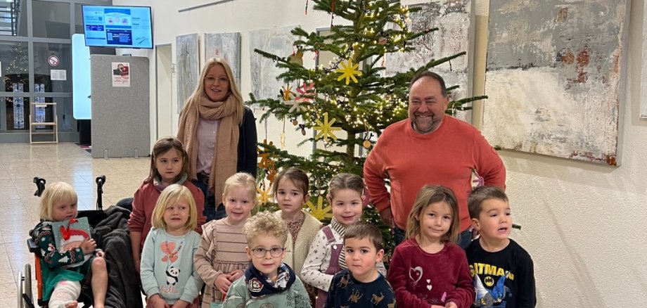 Das Bild zeigt Bürgermeister Alfred Schomisch (hinten rechts) und Kita-Leitung Kathrin Gasper (ganz hinten links) mit den fleißigen Kindern Das Bild zeigt Bürgermeister Alfred Schomisch (hinten rechts) und Kita-Leitung Kathrin Gasper (ganz hinten links) mit den fleißigen Kindern