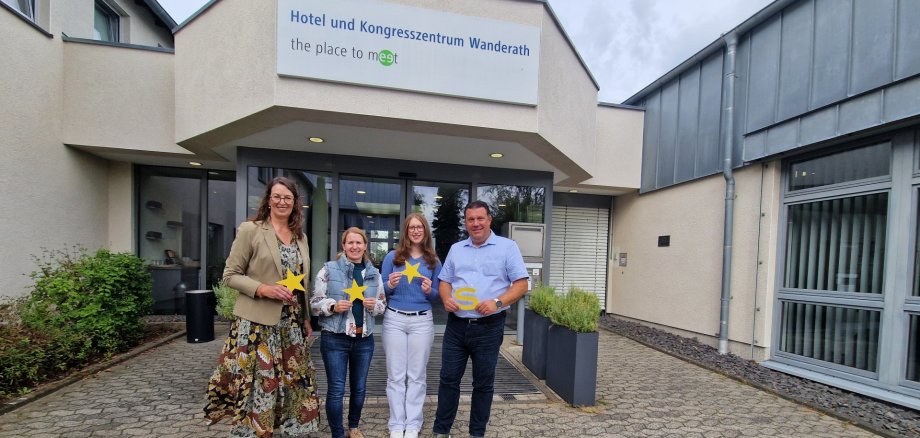 Erfolgreiche Nachklassifizierung mit 3 Sternen Superior Symbolische Übergabe der Klassifizierungssterne an das Hotel- und Kongresszentrum Wanderath