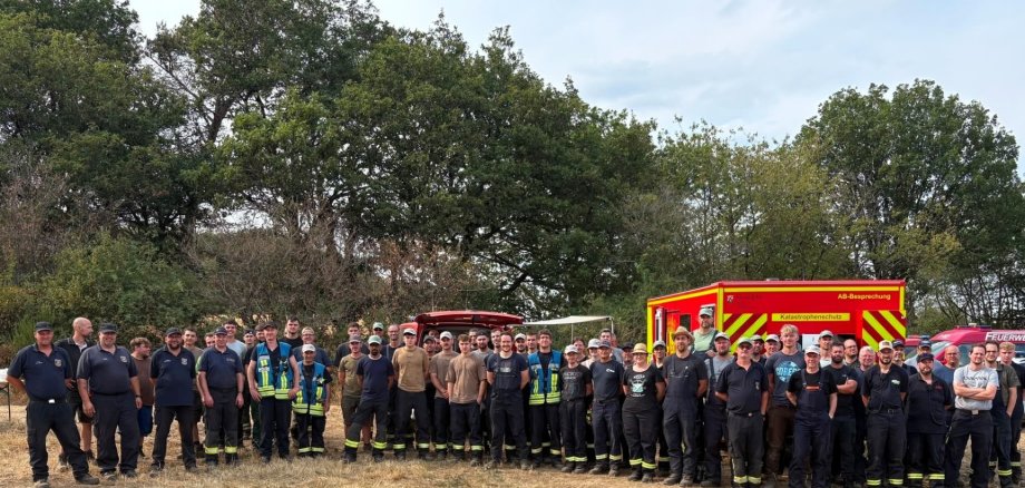 Das Bild zeigt Feuerwehrleute beim Einsatz in Langscheid Das Bild zeigt Feuerwehrleute beim Einsatz in Langscheid
