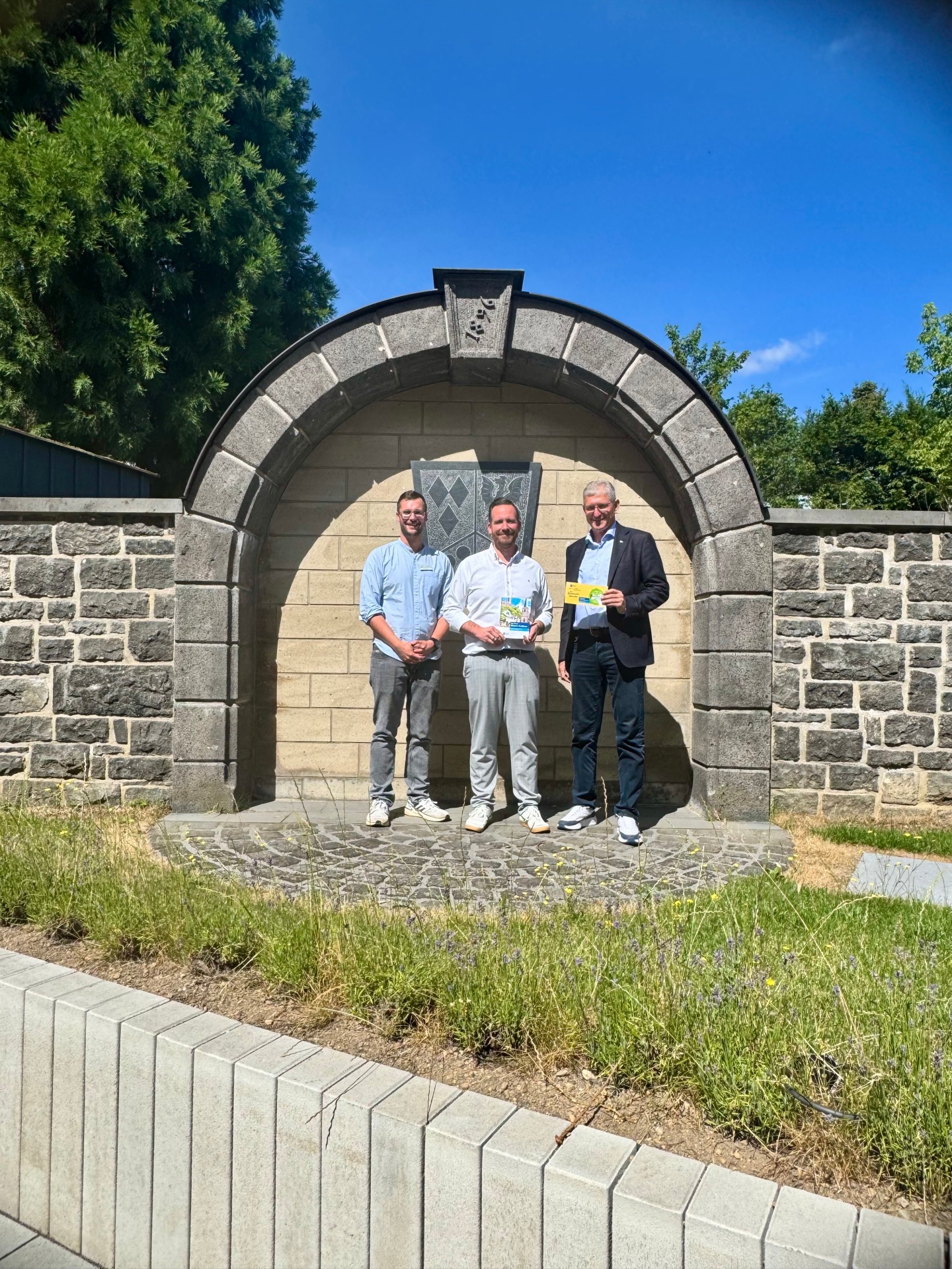 Das Bild zeigt Wirtschaftsförderer Alexander Röser und Bürgermeister Timo Kanzinger mit Regionalgeschäftsführer Martin Neudecker 