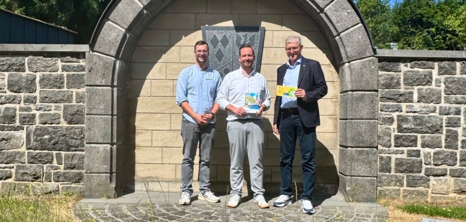 Das Bild zeigt Wirtschaftsförderer Alexander Röser und Bürgermeister Timo Kanzinger mit Regionalgeschäftsführer Martin Neudecker Das Bild zeigt Wirtschaftsförderer Alexander Röser und Bürgermeister Timo Kanzinger mit Regionalgeschäftsführer Martin Neudecker