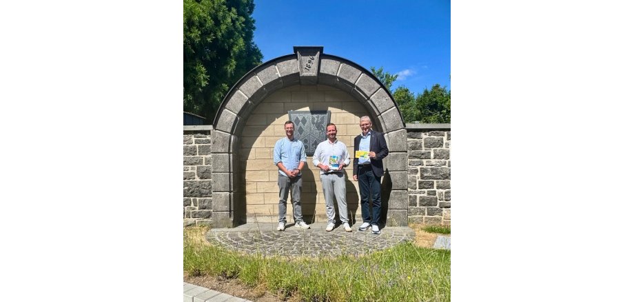 Das Bild zeigt Wirtschaftsförderer Alexander Röser, Bürgermeister Timo Kanzinger und IHK-Regionalgeschäftsführer Martin Neudecker Das Bild zeigt Wirtschaftsförderer Alexander Röser, Bürgermeister Timo Kanzinger und IHK-Regionalgeschäftsführer Martin Neudecker