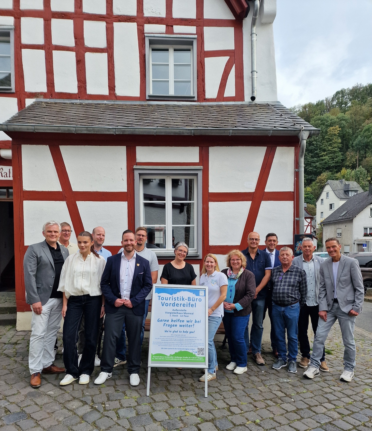 Das Bild zeigt Bürgermeister Timo Kanzinger (vordere Reihe, 3.v.l.) die Touristiker und politisch Verantwortlichen bei der Eröffnung der neuen Außenstelle des Touristik-Büros Vordereifel im Viergiebelhaus 