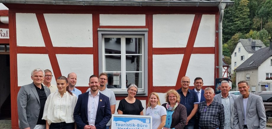Das Bild zeigt Bürgermeister Timo Kanzinger (vordere Reihe, 3.v.l.) die Touristiker und politisch Verantwortlichen bei der Eröffnung der neuen Außenstelle des Touristik-Büros Vordereifel im Viergiebelhaus Das Bild zeigt Bürgermeister Timo Kanzinger (vordere Reihe, 3.v.l.) die Touristiker und politisch Verantwortlichen bei der Eröffnung der neuen Außenstelle des Touristik-Büros Vordereifel im Viergiebelhaus