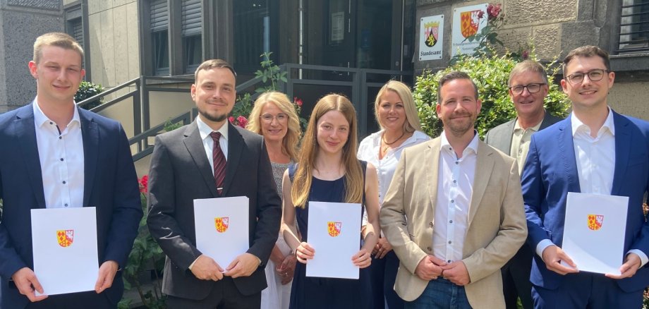 Das Bild zeigt Bürgermeister Timo Kanzinger mit Tilo Kruse (li.), Scott Dylan Tan (2.v.l.), Anna Schüller (4.v.l.) und Dominik Buhr (re.), mit Ausbildungsleiterin Carmen Schäfer (3.v.l.), Personalratsvertreterin Anna Döpgen (4.v.r.) und Büroleiter Michael Augel (2.v.r.) nach Erhalt der Ernennungsurkunden Das Bild zeigt Bürgermeister Timo Kanzinger mit Tilo Kruse (li.), Scott Dylan Tan (2.v.l.), Anna Schüller (4.v.l.) und Dominik Buhr (re.), mit Ausbildungsleiterin Carmen Schäfer (3.v.l.), Personalratsvertreterin Anna Döpgen (4.v.r.) und Büroleiter Michael Augel (2.v.r.) nach Erhalt der Ernennungsurkunden
