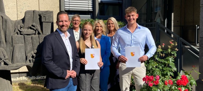 Das Bild zeigt Bürgermeister Timo Kanzinger und Büroleiter Michael
Augel mit den neuen Anwärterin Hanna Oswald mit Personalsachgebietsleiterin Carmen Schäfer und Personalratsvertreterin Anna Döpgen, sowie auch dem Anwärter Philipp Schäfer Das Bild zeigt Bürgermeister Timo Kanzinger und Büroleiter Michael
Augel mit den neuen Anwärterin Hanna Oswald mit Personalsachgebietsleiterin Carmen Schäfer und Personalratsvertreterin Anna Döpgen, sowie auch dem Anwärter Philipp Schäfer