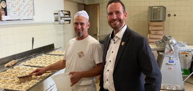 Bürgermeister Timo Kanzinger (re.) besucht auch Bäcker Stefan Engels (li.) bei der Arbeit in der Backstube Bürgermeister Timo Kanzinger (re.) besucht auch Bäcker Stefan Engels (li.) bei der Arbeit in der Backstube