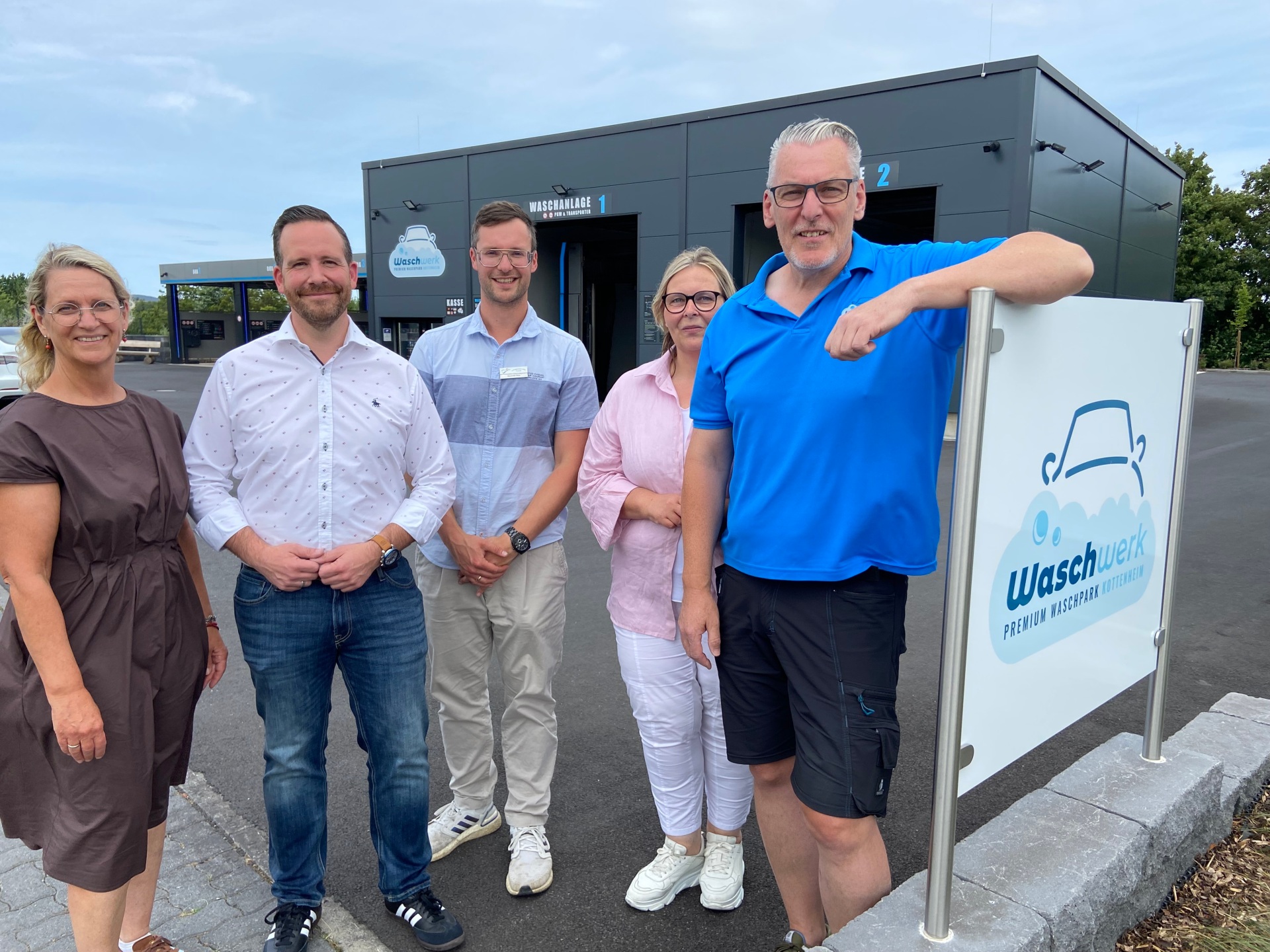 Das Bild zeigt Kottenheims Ortsbürgermeisterin Corinna Behrendt, Bürgermeister Timo Kanzinger sowie Wirtschaftsförderer Alexander Röser mit Elke und Volker Brzezinski beim Besuch deren Firma „Waschwerk“ in Kottenheim
