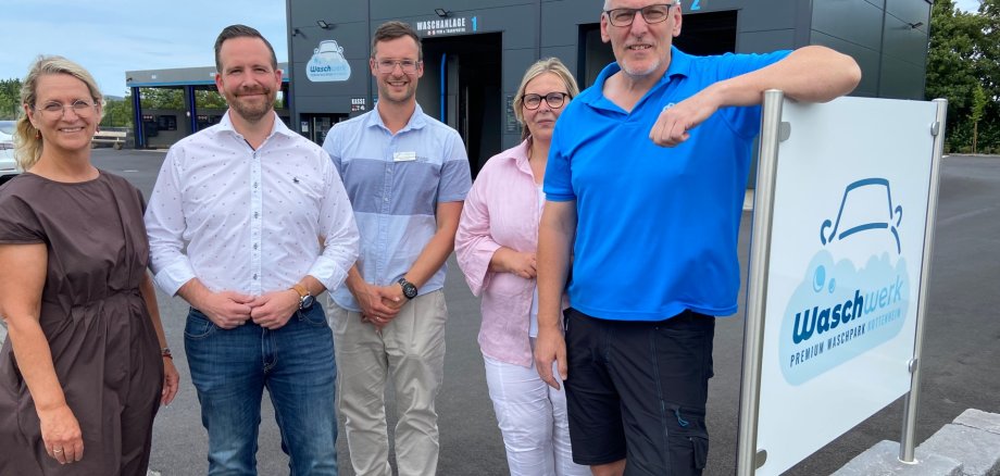 Das Bild zeigt Kottenheims Ortsbürgermeisterin Corinna Behrendt, Bürgermeister Timo Kanzinger sowie Wirtschaftsförderer Alexander Röser mit Elke und Volker Brzezinski beim Besuch deren Firma „Waschwerk“ in Kottenheim Das Bild zeigt Kottenheims Ortsbürgermeisterin Corinna Behrendt, Bürgermeister Timo Kanzinger sowie Wirtschaftsförderer Alexander Röser mit Elke und Volker Brzezinski beim Besuch deren Firma „Waschwerk“ in Kottenheim