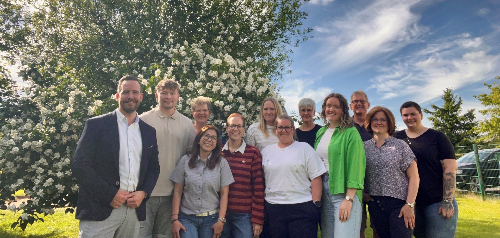 Das Bild zeigt Bürgermeister Timo Kanzinger (li.) mit dem Team der Kita St. Kastor in Weiler 