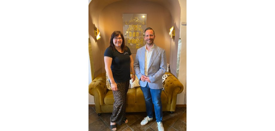 Das Bild zeigt Tanja Gilles und Bürgermeister Kanzinger im Café Plüsch Das Bild zeigt Tanja Gilles und Bürgermeister Kanzinger im Café Plüsch