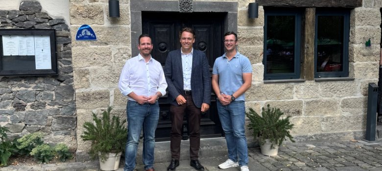 Das Bild zeigt Bürgermeister Timo Kanzinger, Geschäftsführer Phillip Doetsch und Wirtschaftsförderer Alexander Röser vor der Hammesmühle Das Bild zeigt Bürgermeister Timo Kanzinger, Geschäftsführer Phillip Doetsch und Wirtschaftsförderer Alexander Röser vor der Hammesmühle