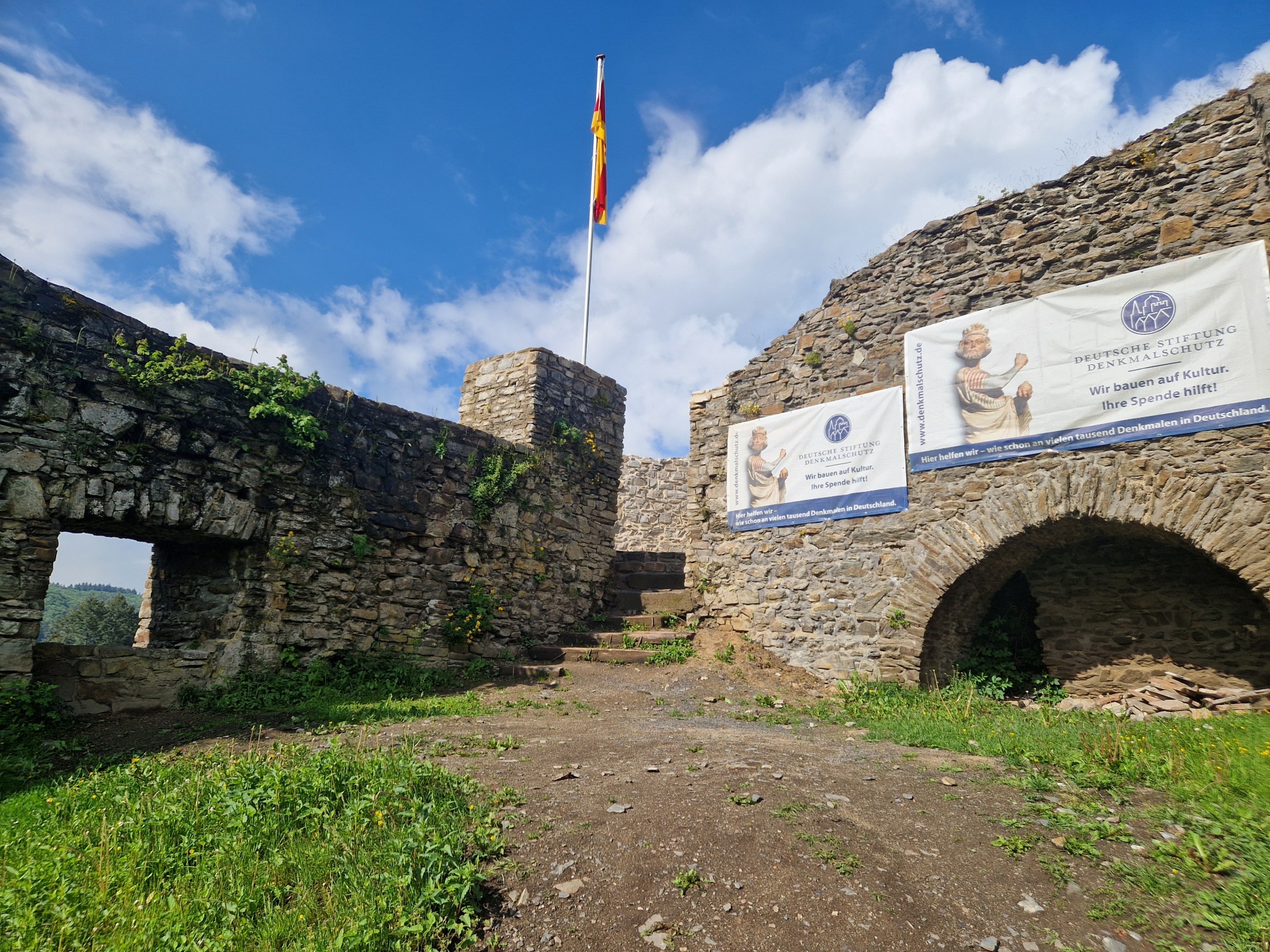 Das Bild zeigt den sanierten Wehrturm der Burgruine Virneburg