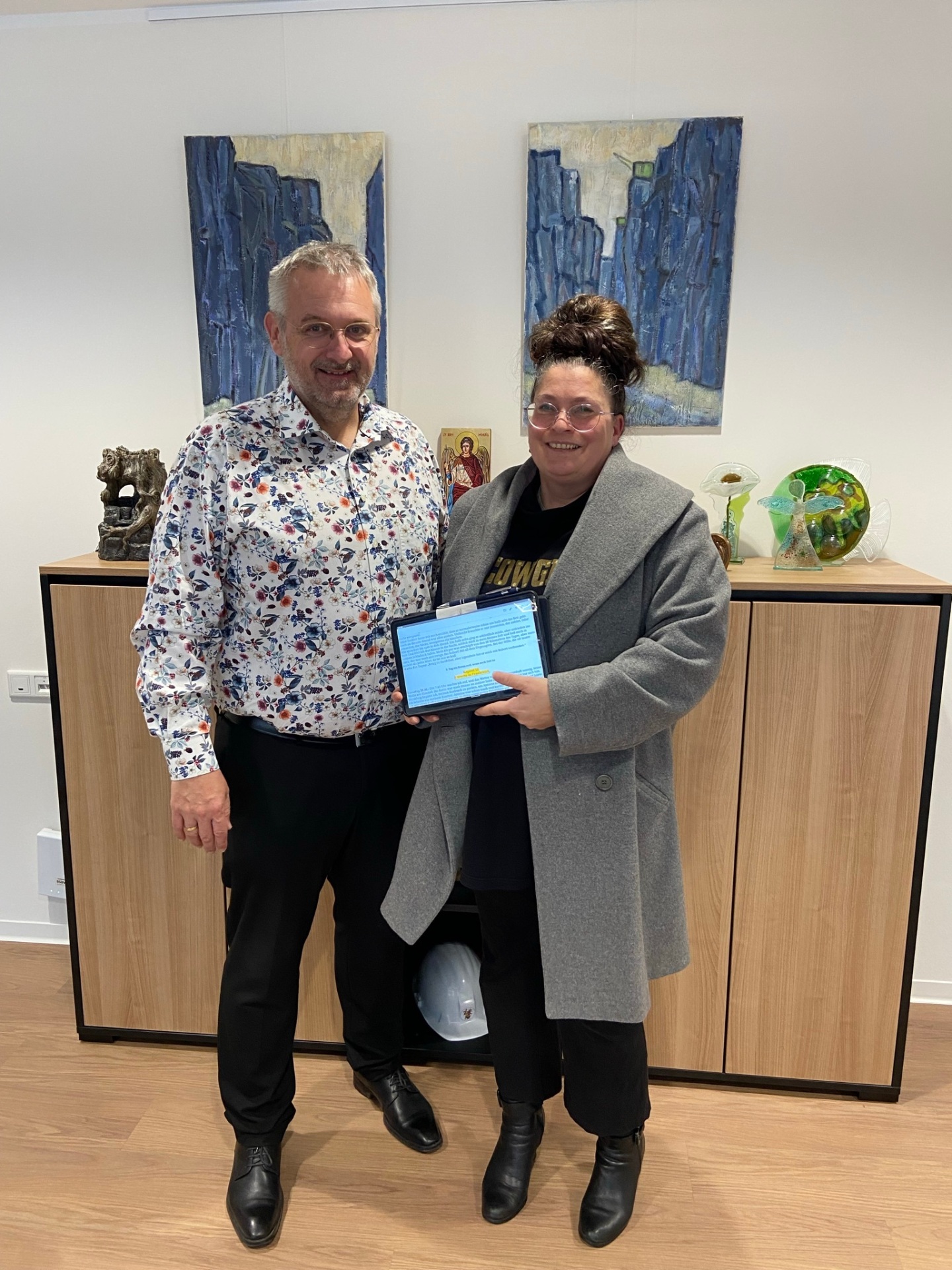 Das Bild zeigt Christoph Kicherer und Ivone Busch bei der Vorstellung ihres Buchs